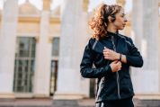 Junge Frau mit einem Fitnesstracker Junge Frau mit einem Fitnesstracker